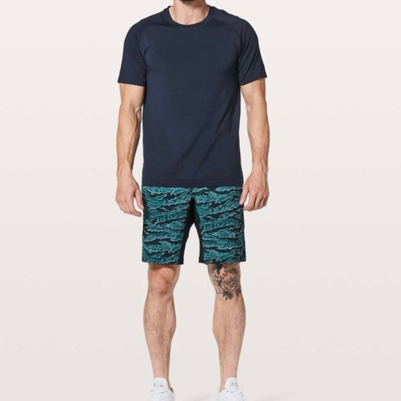 Lululemon T.H.E. Short Linerless 9" Short Tiger Camo Multi Blue - Picture 2 of 13